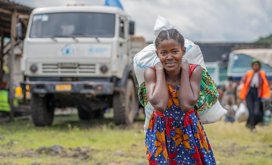 Une femme porte de la nourriture fournie par l'ONU à Goma, en République démocratique du Congo.